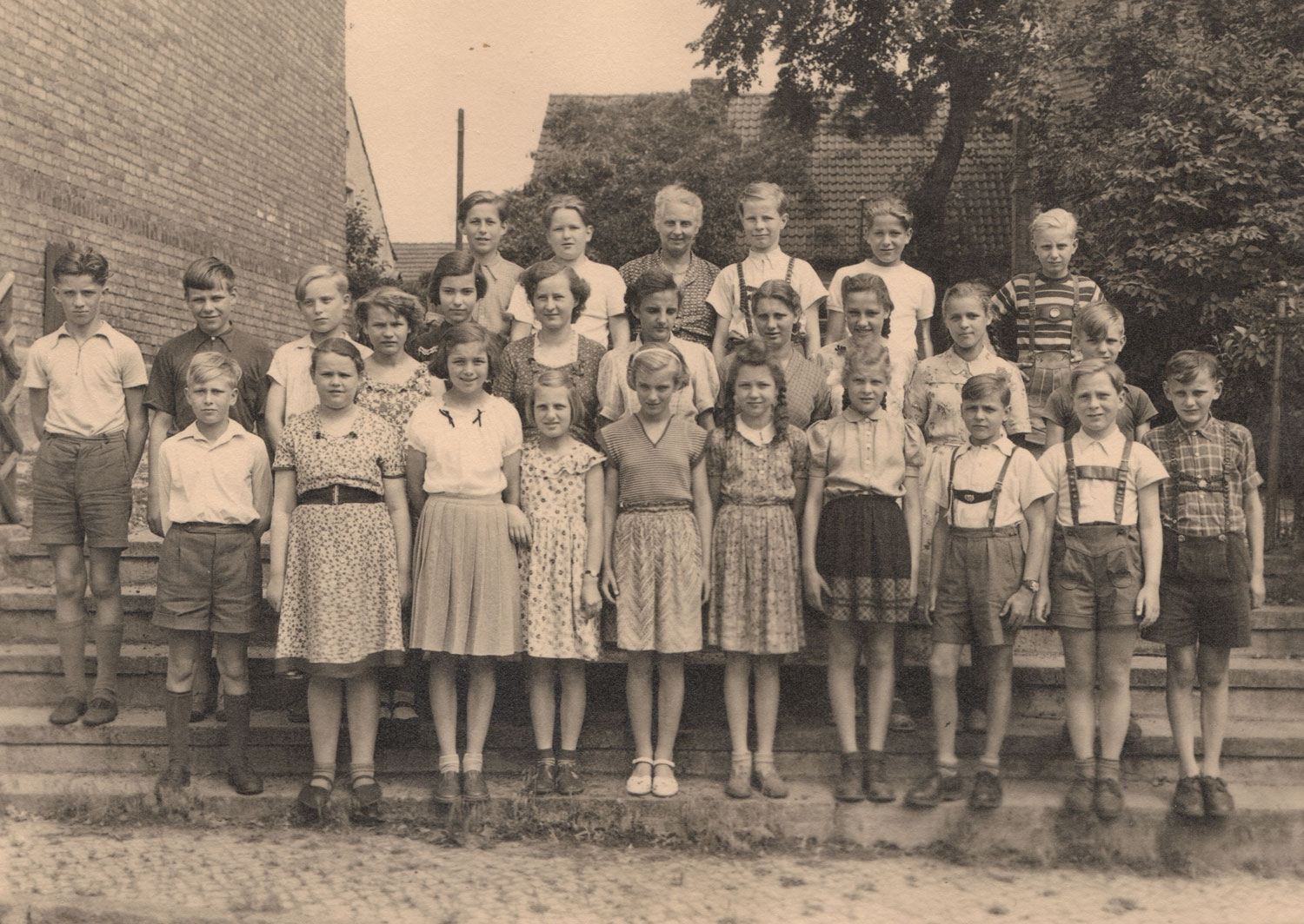 Klassenfoto. 1. Reihe, 5. von rechts.