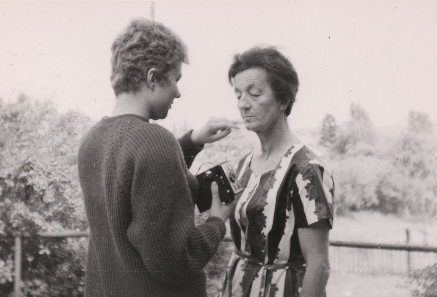 Mutter und Tochter im Garten, 1963.