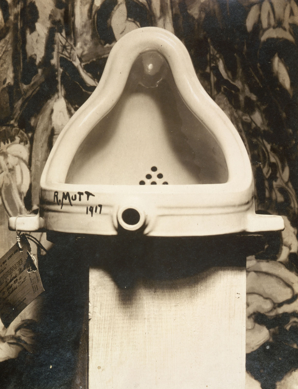 Marcel_Duchamp_1917_Fountain_photograph_by_Alfred_Stieglitz_web