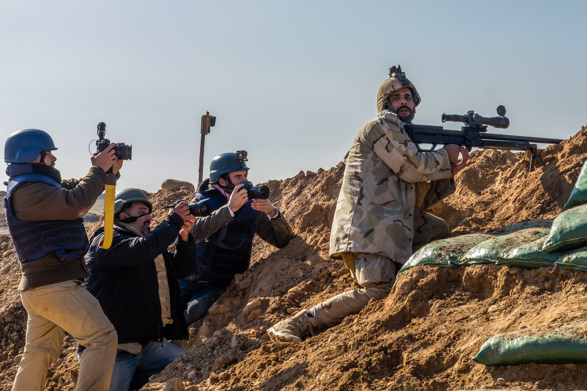 RETRATOS DE FOTÓGRAFOS – A BATALHA POR MOSULCentenas de fotógrafos do mundo todo documentaram a guerra para retomar a cidade de Mosul do Estado Islâmico. Segunda maior cidade do Iraque, Mosul ficou sob o controle do EI de agosto de 2014 a agosto de 20